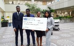 ASU学生在比赛后拍照