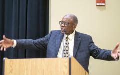 灰色在坐在会议上说话