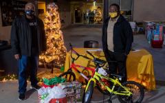 华硕大学校长昆顿·T·罗斯博士和SGA校长大卫·哈蒙德